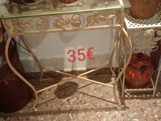 Mesa auxiliar dorada con cristal