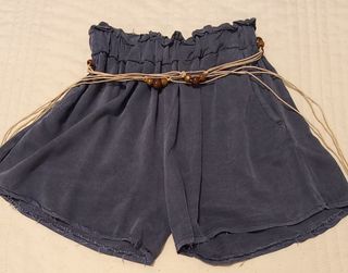 Shorts azules con cinturón de cuentas