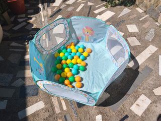 Parque de juegos para niños con pelotas