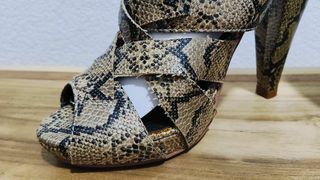 Zapatos tacón imitación serpiente.