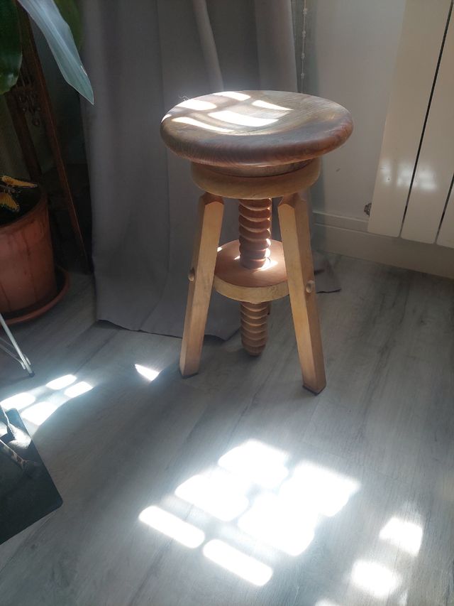 Taburete de madera antiguo