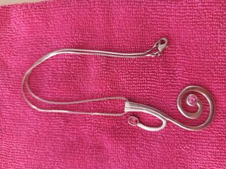 Colgante de plata con piedra rosa