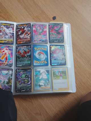 Álbum Pokémon con cartas