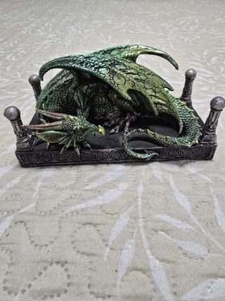 Figura de dragón verde y plateado