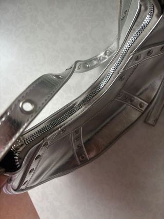 Bolso plateado Shein con tachuelas