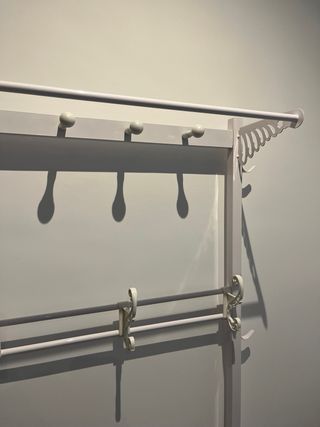 Perchero banco zapatero blanco cojín gris