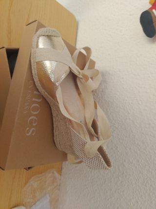 Alpargatas doradas con lazo talla 37