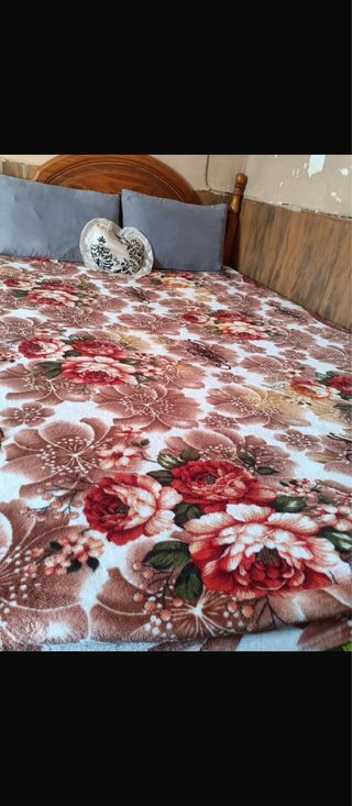 Cama con manta floral