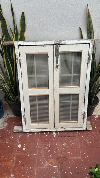Ventana antigua con barrotes vintage