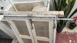 Ventana antigua con barrotes vintage