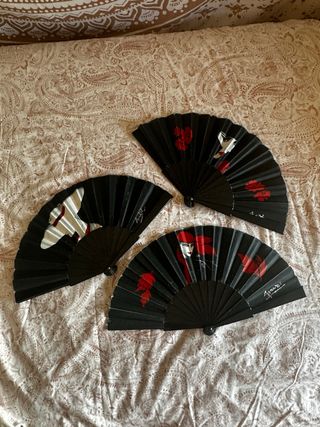 Abanicos negros con diseño