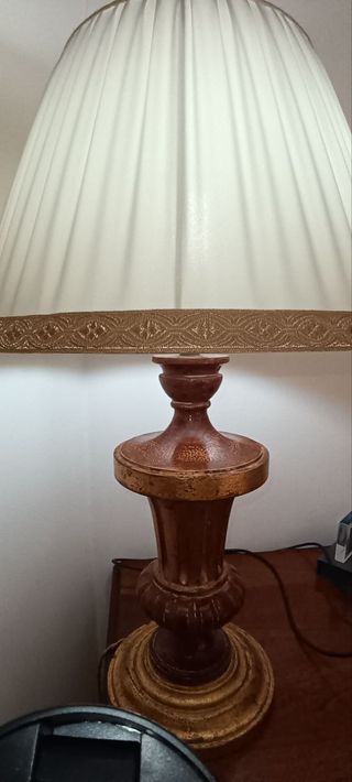 Lampada da tavolo con paralume beige