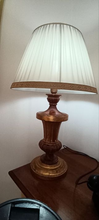 Lampada da tavolo con paralume beige