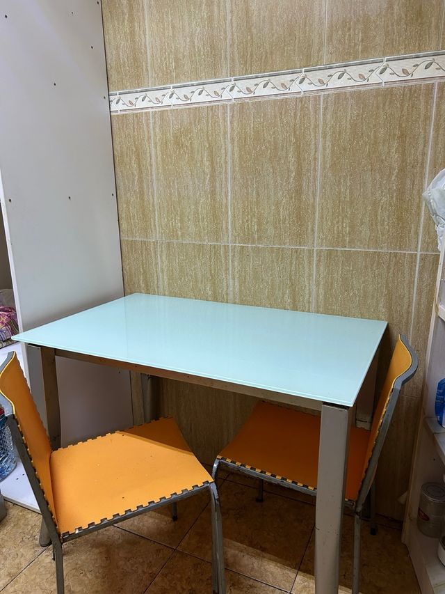 Mesa de cristal extensible con 2 sillas
