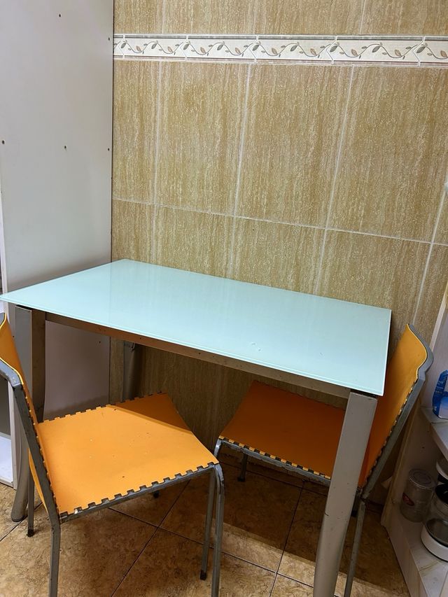 Mesa de cristal extensible con 2 sillas