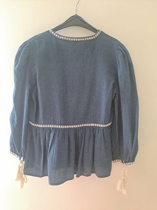 Blusa Zara bordada azul.
