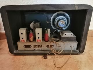 Radio Antigua Pitman. 50x31x27 con 3 botones.
