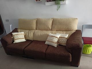 Sofá largo beige y marrón