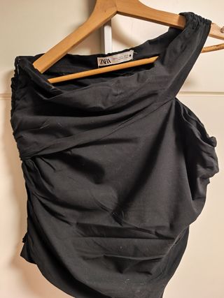 Top negro de tela con una manga