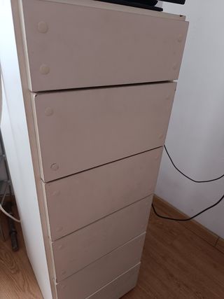 Cajonera beige y blanca