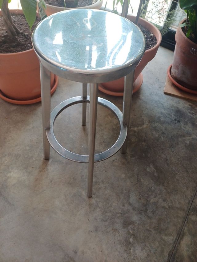 Taburete Magis Deja Vu,tiene unas marcas