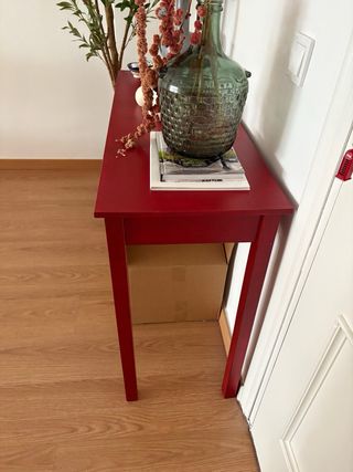 Mesa recibidor burdeos