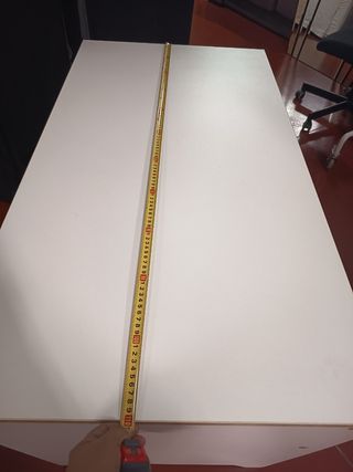 Escritorio blanco de madera