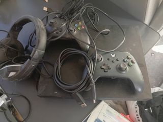 Xbox One X con 2 controller e cuffie