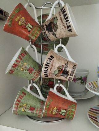 6 tazas con sus platos y soporte de porcelana