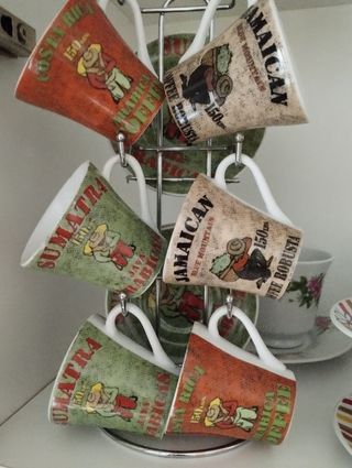 6 tazas con sus platos y soporte de porcelana