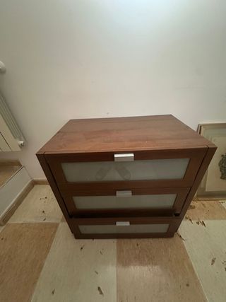 Cómoda de madera con cajones de cristal