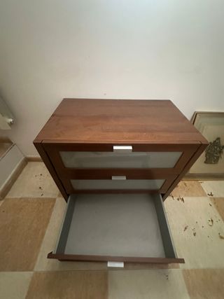 Cómoda de madera con cajones de cristal