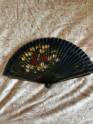Abanico negro con flores pintadas