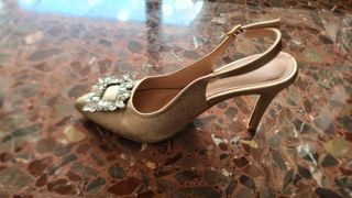 Zapatos de fiesta dorados con pedrería
