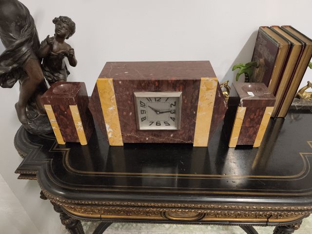 Reloj modernista antiguo