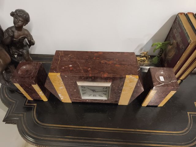 Reloj modernista antiguo