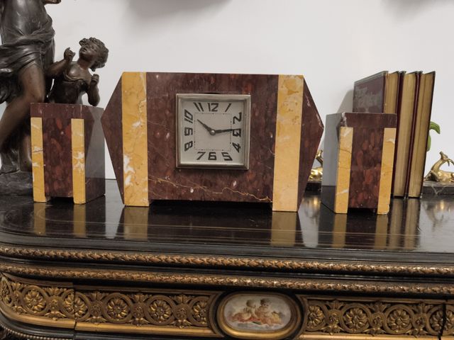 Reloj modernista antiguo
