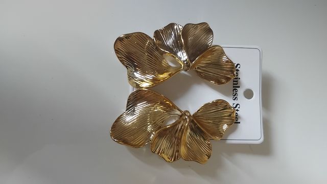 Orecchini dorati a forma di fiore