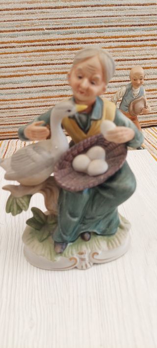 Figura della nonna in ceramica con oca e uova