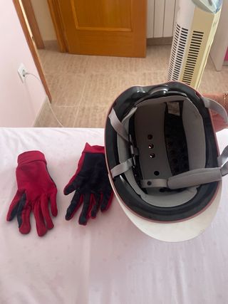 Casco y guantes para montar a caballo