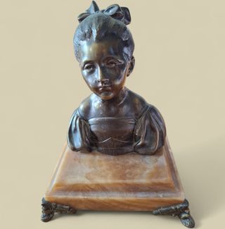 Escultura de bronce niña