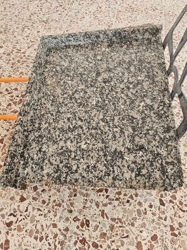 Encimeras de Granito Gris y Negro,
Trozos.