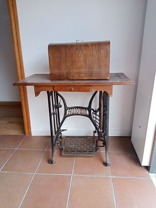 Maquina de coser + mesa vintage
