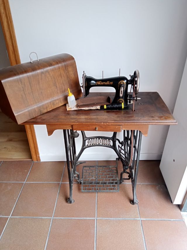 Maquina de coser + mesa vintage