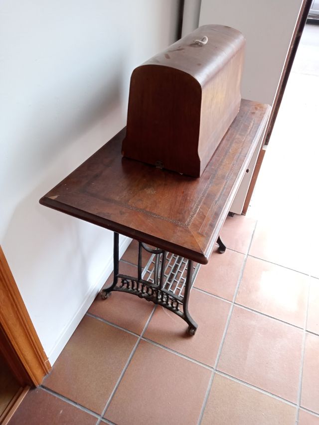 Maquina de coser + mesa vintage