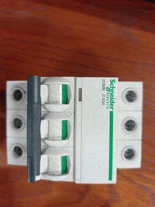 Magnetotermico Schneider IC60N C63A