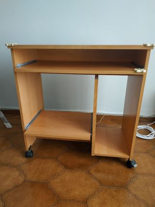 Escritorio con ruedas.