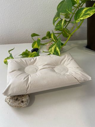 Portavelas artesanal en forma de almohada
