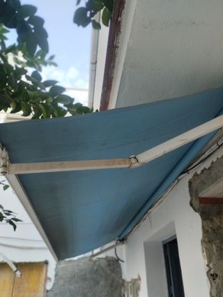 Toldo azul de tela en aluminio