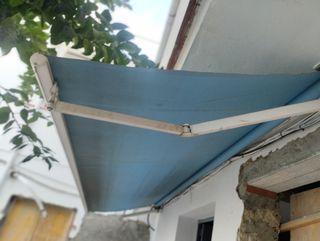 Toldo azul de tela en aluminio